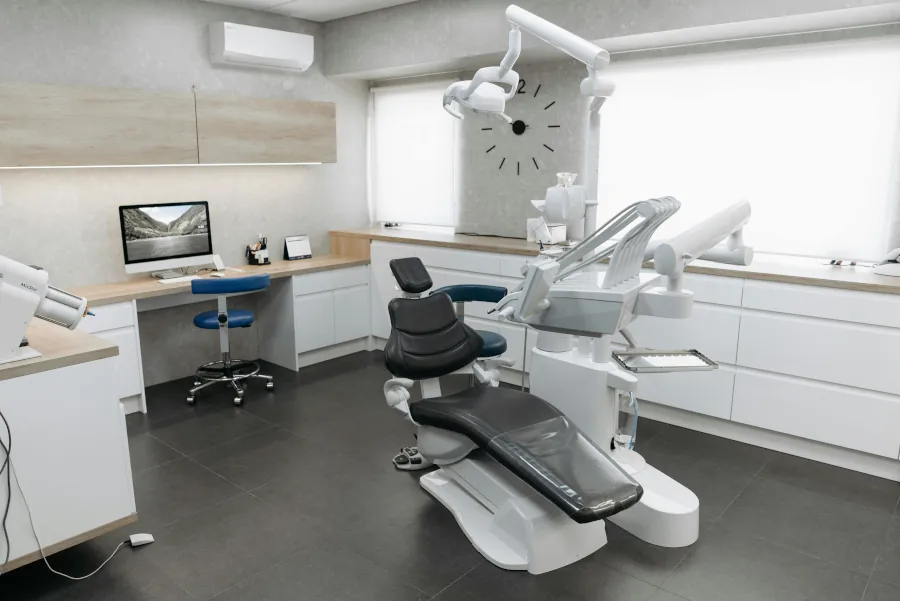 Profissional de odontologia utilizando um tablet, ilustrando a integração da tecnologia e o Marketing Digital para Odontologia no Distrito Federal na gestão da clínica.