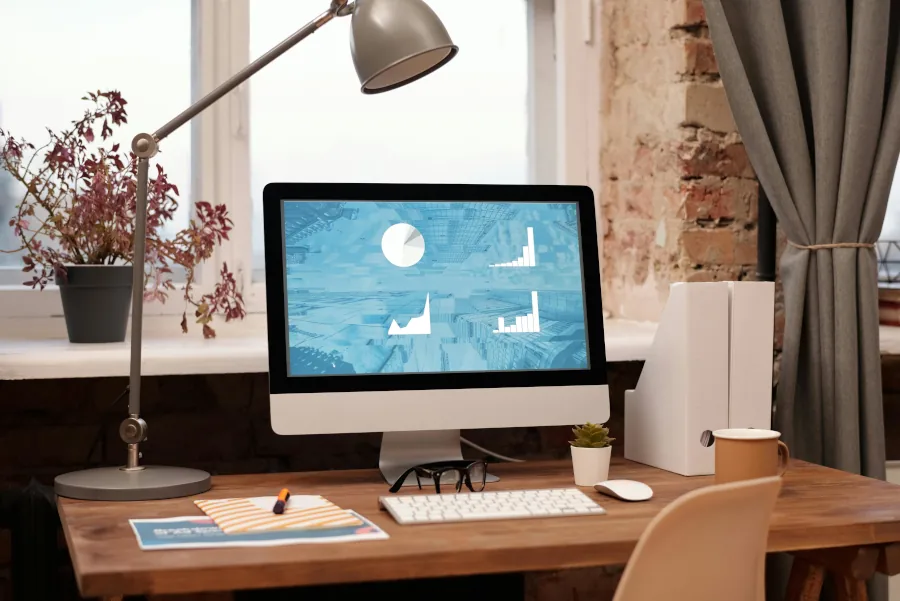 Dentista sorrindo analisando métricas de campanha de Anúncios no Facebook para Clinica Odontológica na Vila Olímpia em seu laptop.